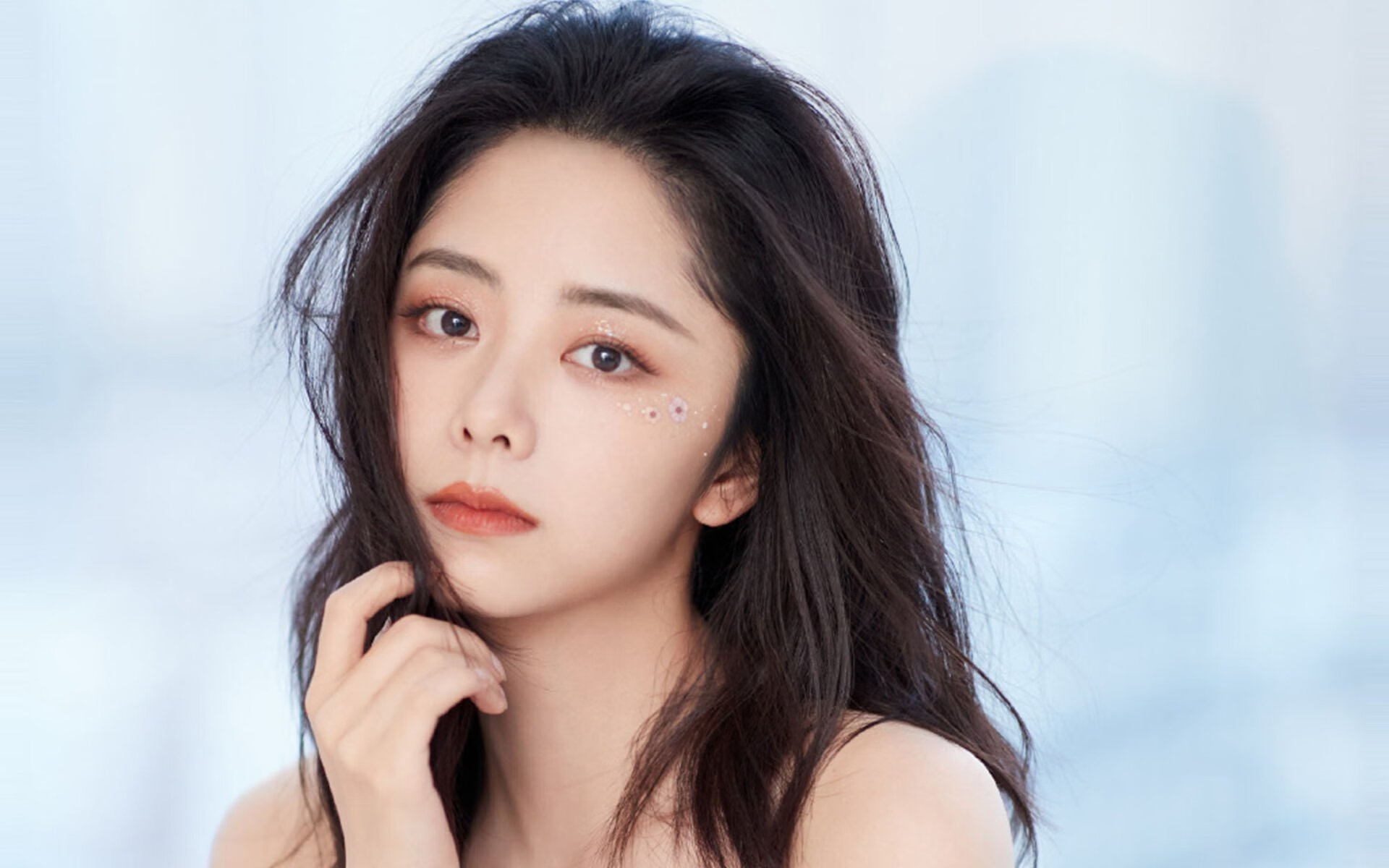 爱游戏入口-撕裂夜空的闪电，米切尔如何以绝命三分埋葬黄蜂